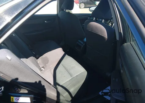 2016 Toyota Camry Le z USA, uszkodzony, nr VIN 4T1BF1FK1GU515657